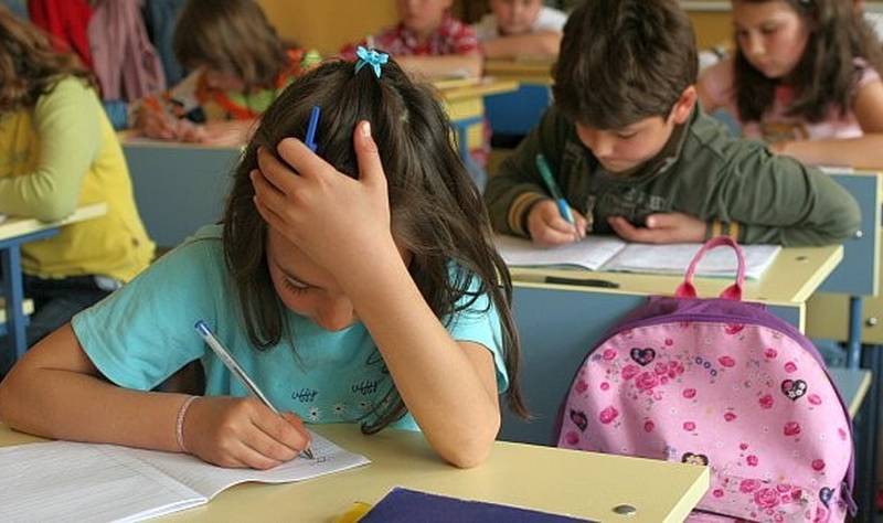Ученици решават тестови задачи по БЕЛ в клас